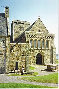 Iona Abbey, Entrance and St John's Cross. - geograph.org.uk - 113441