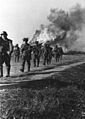 Bundesarchiv Bild 146-1989-030-27, Russland, Infanterie vor brennendem Haus