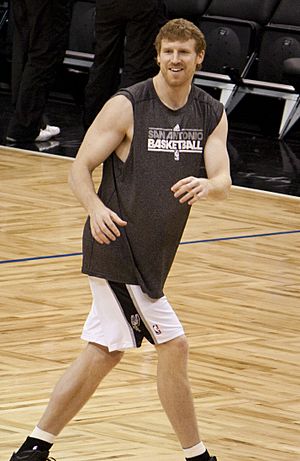 Matt bonner spurs 2010.jpg