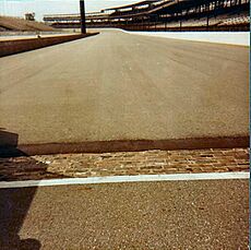 Starting-line-at-the-Indianapolis-motor-speedway-1985