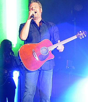 Blake Shelton 2017 Warrior Games opening ceremony 170701-Z-QJ832-319 (cropped)