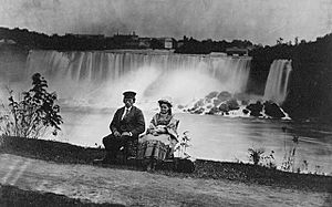 NiagaraFallsManAndWoman