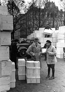 Bundesarchiv Bild 137-054436, Riga, Umsiedlung Baltendeutscher