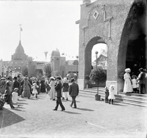 Crowds at Idora Park in Oakland.png