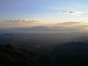 Lago Suchitlán y Guazapa.jpg