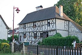 Logis Henri IV, Neuilly-le-Réal.JPG