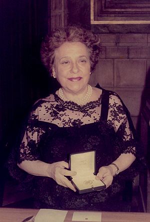 Alícia de Larrocha i de la Calle (1983).jpg