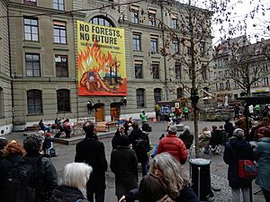 Greenpeace Tanz auf Hausfassade 09