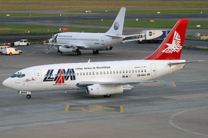 LAM Boeing 737-200Adv C9-BAK JNB 2005-12-2