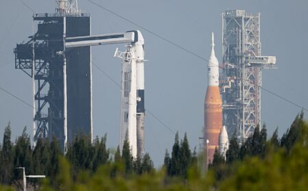 NASA’s SLS and SpaceX’s Falcon 9 at Launch Complex 39A & 39B (NHQ202204060003)