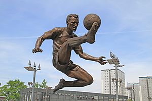 Dennis Bergkamp statue 2