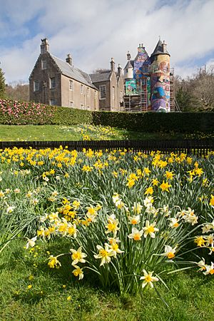 Kelburn Castle (24585731517)