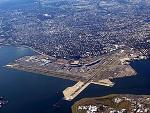 LaGuardia Airport (31059535714)