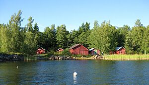 Sjöbodar i Grönvik på avstånd