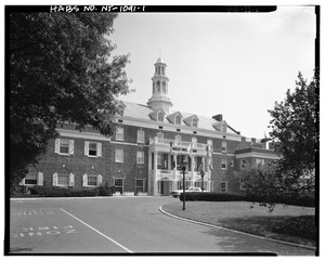 GENERAL VIEW OF WEST FACADE LOOKING SOUTHEAST - Molly Pitcher Inn, 88 Riverside Avenue, Red Bank, Monmouth County, NJ HABS NJ,13-REBA,2-1