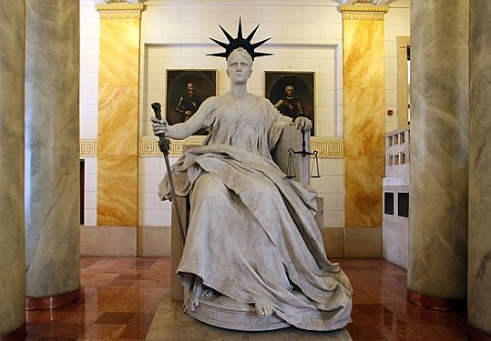 Justitia szobra a Kúria épületében