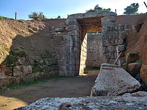 Lion-tholos-tomb-at-Mycenae