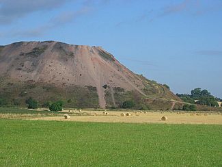 Shale bing, Niddry. - geograph.org.uk - 45995