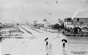 StateLibQld 1 129093 Mill Street, Mossman, during the 1934 floods