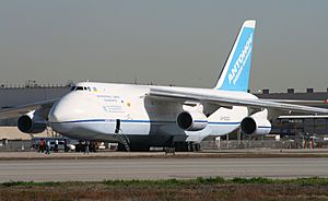 AN-124 (4136422564) (2)