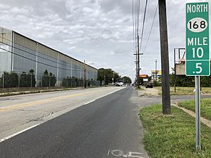 2018-10-02 12 58 22 View north along New Jersey State Route 168 (Mount Ephraim Avenue) between Fairview Street and Woodlynne Avenue along the border of Camden and Woodlynne in Camden County, New Jersey