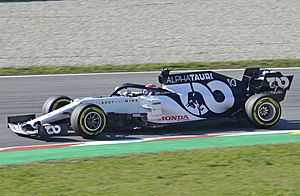 Pierre Gasly-Alpha Tauri AT01 (2) (cropped)