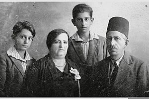 THE NAVON FAMINLY, R-L, JOSEPH, VICTOR, MIRIAM & YITZHAK NAVON. צילום משותף של משפחת נבון. מימין לשמאל, האב יוסף נבון, הבן ויקטור נבון, האם מרים והבן D700-016