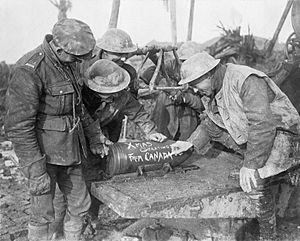 CanadianArtillerymen60pdrShellNovember1916