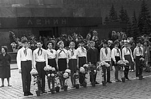 RIAN archive 640497 Young Pioneers at Vladimir Lenin's Mausoleum