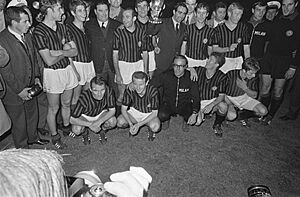 Finale Europa Cup II AC Milan tegen HSV Hamburg 2-0. Elftal AC Milan met beker, Bestanddeelnr 921-3781