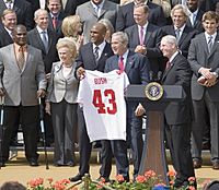 George W. Bush meets with NY Giants 20080430-6 p043008sc-0510-515h