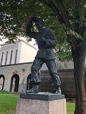 Lithuanian book smuggler sculpture (2018)