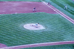 Greg Maddux pitching