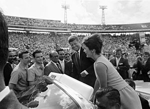 Kennedy greet 2506 Brigade (1962-12-29)