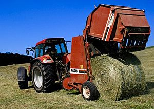 Hesston 5670 round baler