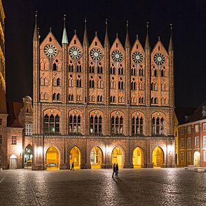 Rathaus Stralsund nächtlich erleuchtet