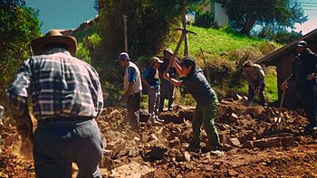 Dismantling an old Adobe building in Ocra, Chinchaypujio