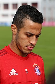 Thiago Training FC Bayern München-8