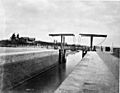 COLLECTIE TROPENMUSEUM Zoetwaterkanaal te Ismailia met Hollandse ophaalbrug. TMnr 60002282