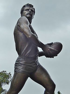 Leigh Matthews Statue MCG.jpg