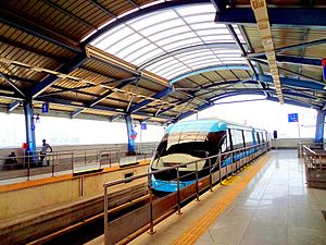 MumbaiMonorailInsideStation 01