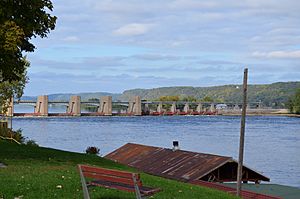 Mississippi River Lock and Dam 10.jpg