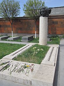 Hovhannes Shiraz's tombstone in Komitas Pantheon