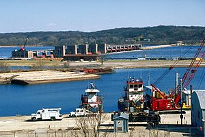 Mississippi River Lock and Dam number 14.jpg