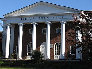 WiltonCTTownHallFront11112007.JPG