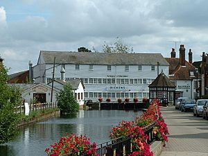 Antiques centre and restaurant - geograph.org.uk - 1001322