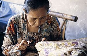 COLLECTIE TROPENMUSEUM Vrouw aan het werk in het batik-atelier Masina TMnr 20017982