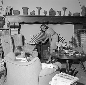 Het echtpaar in hun woonkamer in de villa in Porto Ronco. Erich Maria Remarque z, Bestanddeelnr 254-4747