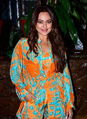 Sonakshi Sinha snapped at Krome Studio in Bandra (5).jpg