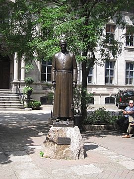 Statue Place Frère André.jpg